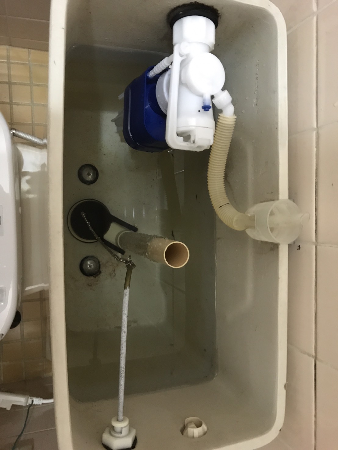 トイレ の タンク に 水 が たまらない 理由